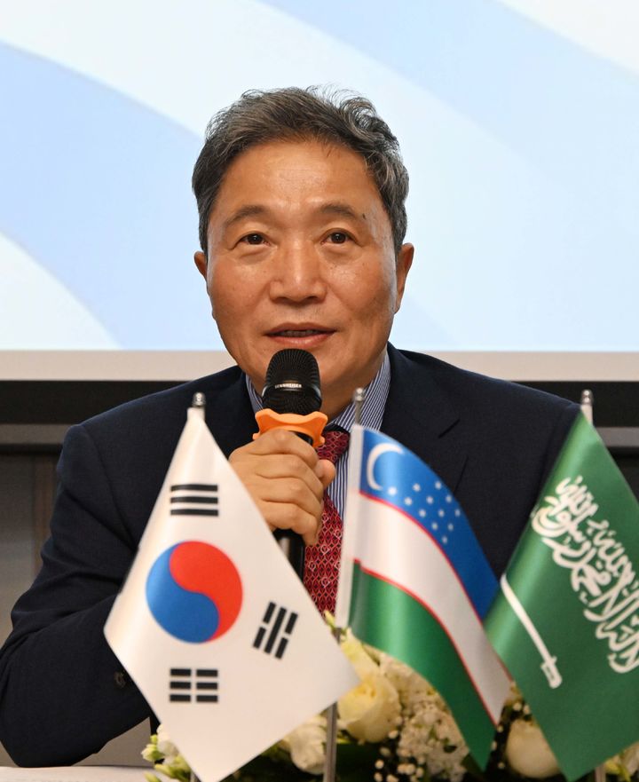 [서울=뉴시스] 공항사진기자단 = 이학재 인천공항공사 사장이 14일(현지시간) 우즈베키스탄 타쉬겐트 인터컨티넨탈 호텔에서 열린 타쉬겐트 국제공항 운영계약 체결식 후 열린 미디어브리핑에서 취재진의 질문에 답하고 있다. 인천공항공사는 사업비 약 7.4조원 규모의 타슈켄트 신공항 사업을 주관하는 비전 베스트먼트에 향후 5년간 공항 건설 및 운영 전반에 컨설팅을 제공한다. 2025.10.17. photo@newsis.com *재판매 및 DB 금지