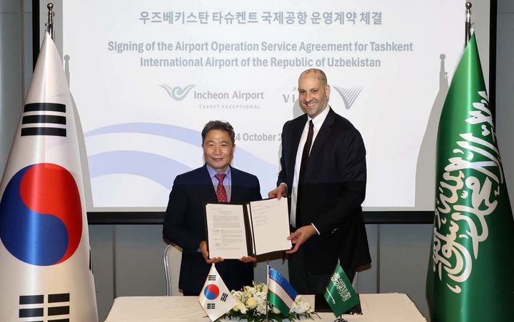 [서울=뉴시스] 공항사진기자단 = 이학재(왼쪽) 인천공항공사 사장과 오마르 알미다니 비전 인베스트먼트 대표가 14일(현지시간) 우즈베키스탄 타쉬겐트 인터컨티넨탈 호텔에서 열린 타쉬겐트 국제공항 운영계약 체결식에서 서약서를 들고 기념촬영을 하고 있다. 인천공항공사는 사업비 약 7.4조원 규모의 타슈켄트 신공항 사업을 주관하는 비전 베스트먼트에 향후 5년간 공항 건설 및 운영 전반에 컨설팅을 제공한다. 2025.10.17. photo@newsis.com *재판매 및 DB 금지