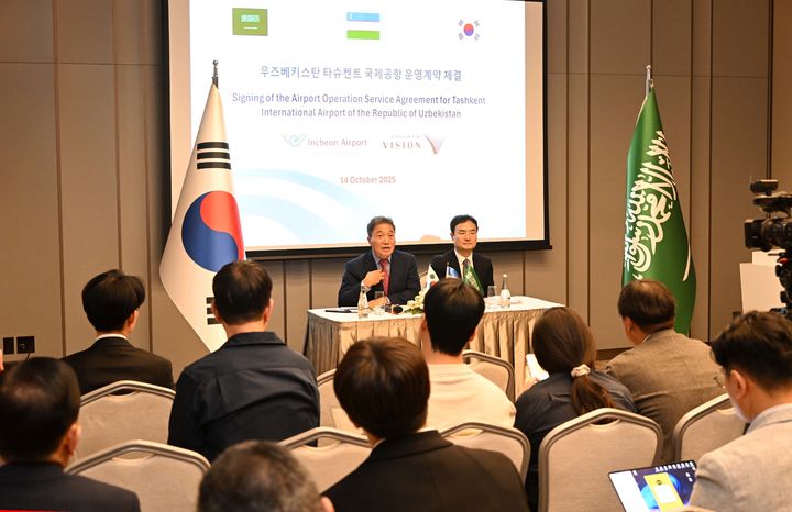 [서울=뉴시스] 공항사진기자단 = 이학재 인천공항공사 사장이 14일(현지시간) 우즈베키스탄 타쉬겐트 인터컨티넨탈 호텔에서 열린 타쉬겐트 국제공항 운영계약 체결식 후 열린 미디어브리핑에서 취재진의 질문에 답하고 있다. 인천공항공사는 사업비 약 7.4조원 규모의 타슈켄트 신공항 사업을 주관하는 비전 베스트먼트에 향후 5년간 공항 건설 및 운영 전반에 컨설팅을 제공한다. 2025.10.17. photo@newsis.com *재판매 및 DB 금지