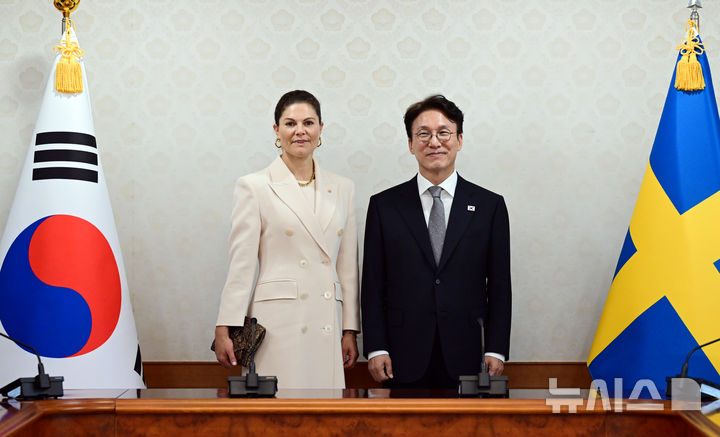 [서울=뉴시스] 청사사진기자단 = 김민석 국무총리가 15일 오후 서울 종로구 정부서울청사에서 스웨덴 왕위 계승권자로 방한한 빅토리아 잉그리드 알리스 데씨리에 스웨덴 왕세녀와 면담 전 기념촬영을 하고 있다. 2025.10.15. photo@newsis.com