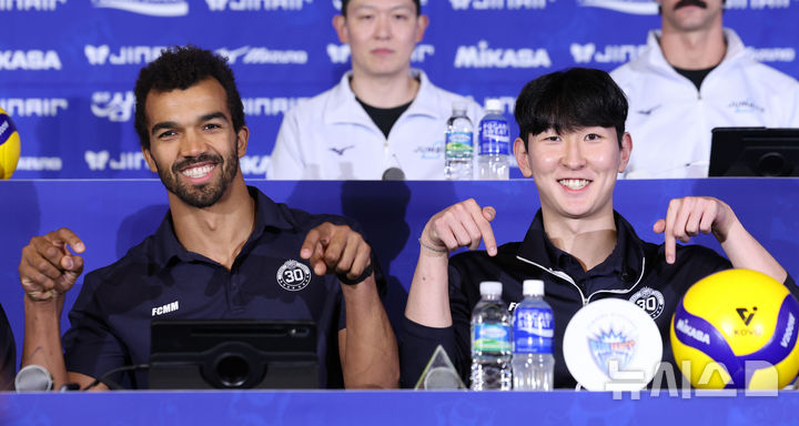 [서울=뉴시스] 김진아 기자 = 삼성화재 김준우(오른쪽), 마이클 아히가 15일 서울 호텔리베라 청담 베르사이유홀에서 열린 진에어 2025~2026 V-리그 남자부 미디어데이에서 출사표를 발표하고 있다. 2025.10.15. bluesoda@newsis.com