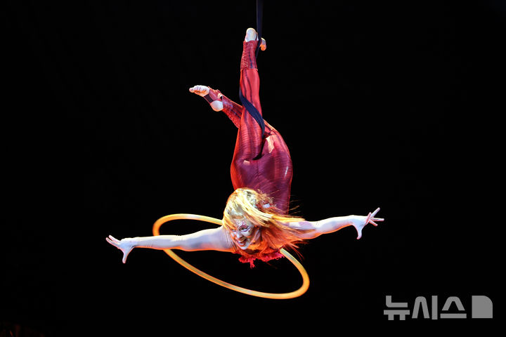 [서울=뉴시스] 박진희 기자 = 태양의 서커스 '쿠자(KOOZA)' 에어리얼 후프(Aerial Hoops) 아티스트가 15일 서울 송파구 잠실종합운동장 내 빅탑에서 주요 장면을 시연하고 있다. '쿠자'라는 이름은 상자, 궤 또는 보물이라는 의미의 산스크리트어 ‘코자’(koza)에서 기원했으며, ‘상자 안의 서커스’라는 공연의 콘셉트에 맞게 차용했다. 2023.10.15. pak7130@newsis.com