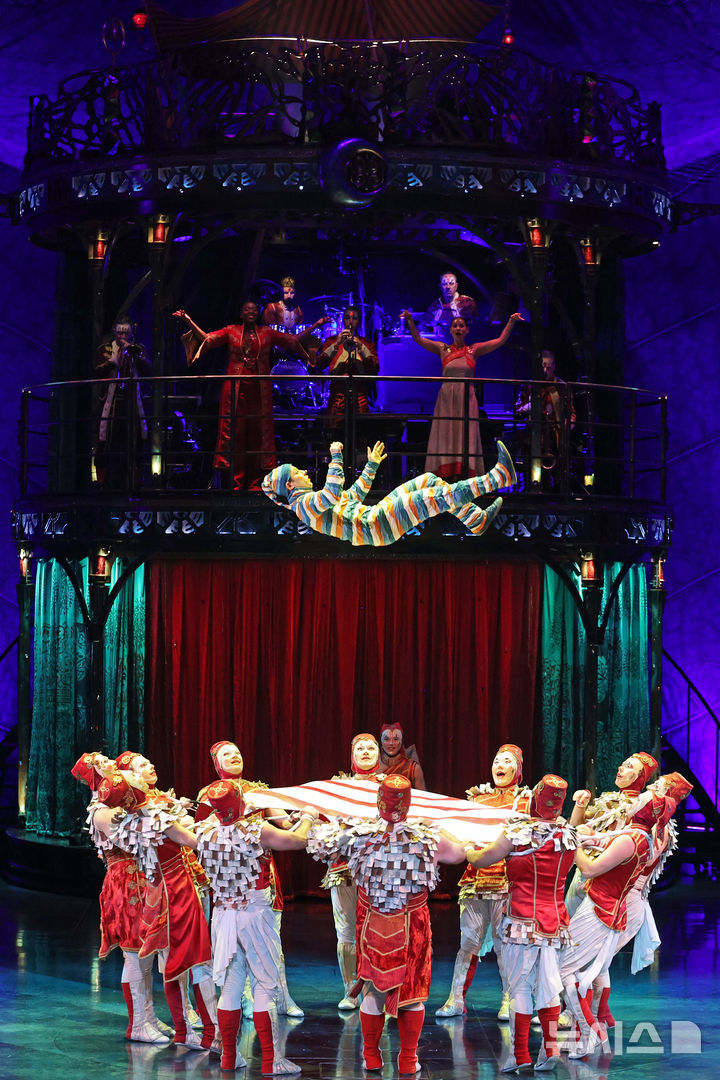 [서울=뉴시스] 박진희 기자 = 태양의 서커스 '쿠자(KOOZA)' 샤리바리(Charivari, 쇼 오프닝) 아티스트들이 15일 서울 송파구 잠실종합운동장 내 빅탑에서 주요 장면을 시연하고 있다. '쿠자'라는 이름은 상자, 궤 또는 보물이라는 의미의 산스크리트어 ‘코자’(koza)에서 기원했으며, ‘상자 안의 서커스’라는 공연의 콘셉트에 맞게 차용했다. 2023.10.15. pak7130@newsis.com