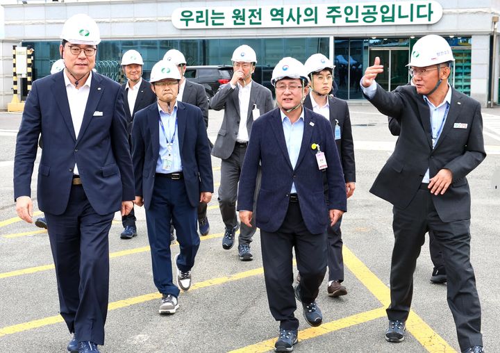 [서울=뉴시스] 김성환 기후에너지환경부 장관이 15일 부산 기장군 고리 원전 현장을 점검하고 원전 안전 운영을 위한 철저한 대비를 당부하고 있다. (사진=기후에너지환경부 제공) 2025.10.15. photo@newsis.com *재판매 및 DB 금지