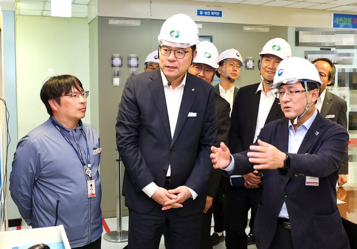 [서울=뉴시스] 김성환 기후에너지환경부 장관이 15일 부산 기장군 고리 원전 현장을 점검하고 원전 안전 운영을 위한 철저한 대비를 당부하고 있다. (사진=기후에너지환경부 제공) 2025.10.15. photo@newsis.com *재판매 및 DB 금지