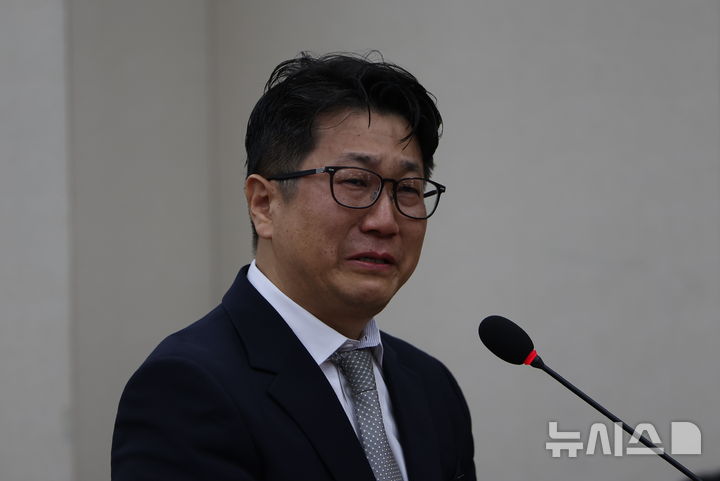[서울=뉴시스] 김명년 기자 = 문지석 검사가 15일 오후 서울 여의도 국회 기후에너지환경노동위원회에서 열린 노동부 등에 대한 국정감사에서 참고인 출석해 답변 도중 눈물을 흘리고 있다. 2025.10.15. kmn@newsis.com