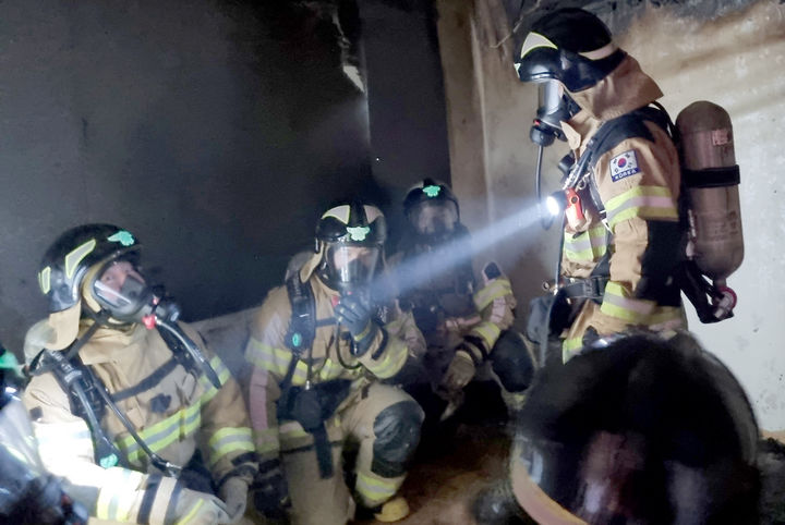 [광주=뉴시스] 광주시소방안전본부 화재 진압 훈련. (사진=광주시소방안전본부 제공) 2025.10.15. photo@newsis.com *재판매 및 DB 금지