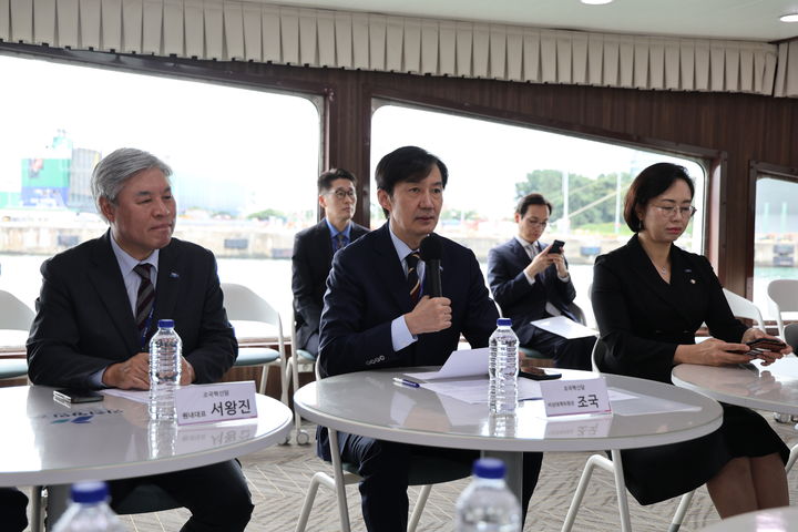 [서울=뉴시스] 조성봉 기자 = 조국 조국혁신당 비상대책위원장이 15일 오후 인천항 철강물류단지에서 ‘수출 피해기업 애로사항 청취 현장 간담회’를 하고 있다. (사진=조국혁신당 제공) 2025.10.15. photo@newsis.com *재판매 및 DB 금지