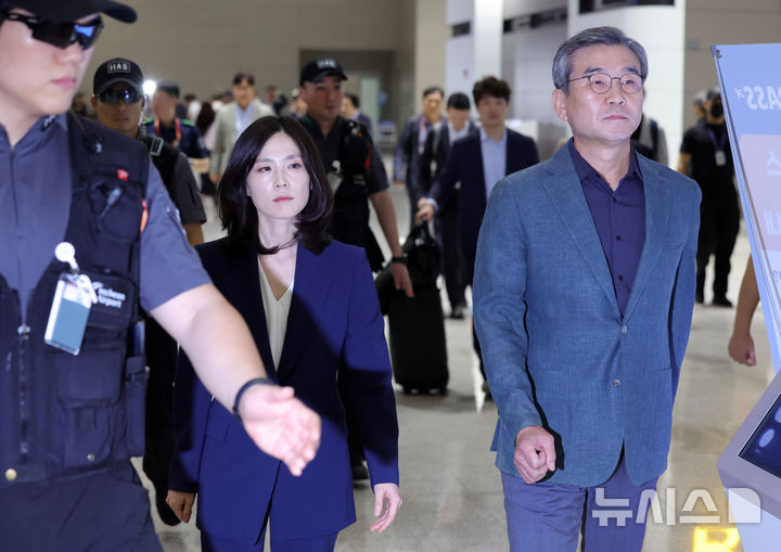 [인천공항=뉴시스] 홍효식 기자 = 정부합동대응팀 단장인 김진아(왼쪽) 외교부 2차관과 박성주 경찰청 국가수사본부장이 15일 오후 인천국제공항 제2터미널에서 한국인 대상 취업사기·납치·감금 범죄가 빈번하게 발생하고 있는 캄보디아로 출국하고 있다. 2025.10.15. yesphoto@newsis.com