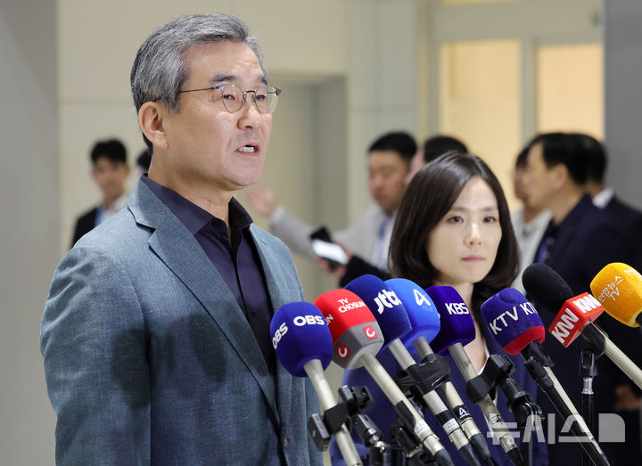 [인천공항=뉴시스] 홍효식 기자 = 정부합동대응팀 단장인 김진아(오른쪽) 외교부 2차관과 박성주 경찰청 국가수사본부장이 15일 오후 인천국제공항 제2터미널에서 한국인 대상 취업사기·납치·감금 범죄가 빈번하게 발생하고 있는 캄보디아로 출국하기 앞서 발언하고 있다. 2025.10.15. yesphoto@newsis.com