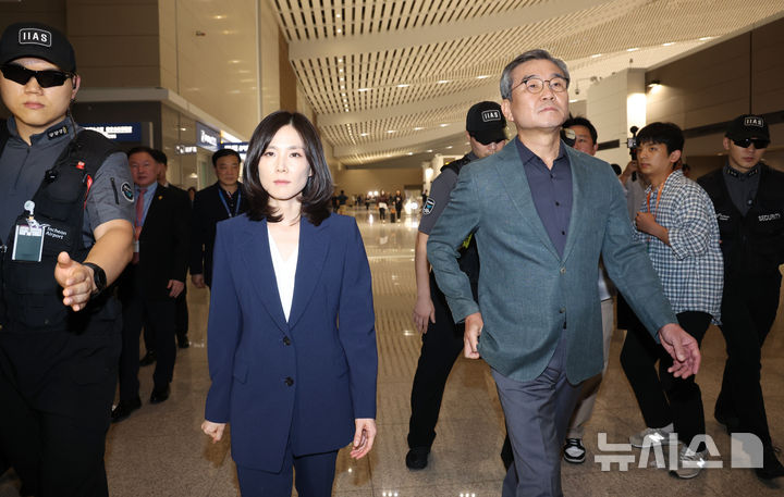 [인천공항=뉴시스] 홍효식 기자 = 정부합동대응팀 단장인 김진아(왼쪽) 외교부 2차관과 박성주 경찰청 국가수사본부장이 15일 오후 인천국제공항 제2터미널에서 한국인 대상 취업사기·납치·감금 범죄가 빈번하게 발생하고 있는 캄보디아로 출국하고 있다. 2025.10.15. yesphoto@newsis.com