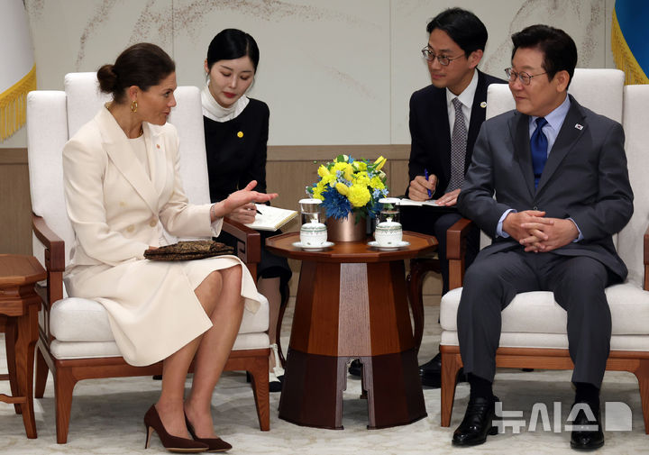 [서울=뉴시스] 고범준 기자 = 이재명 대통령이 15일 서울 용산 대통령실 청사에서 빅토리아 스웨덴 왕세녀를 접견하고 있다. (대통령실통신사진기자단) 2025.10.15. bjko@newsis.com