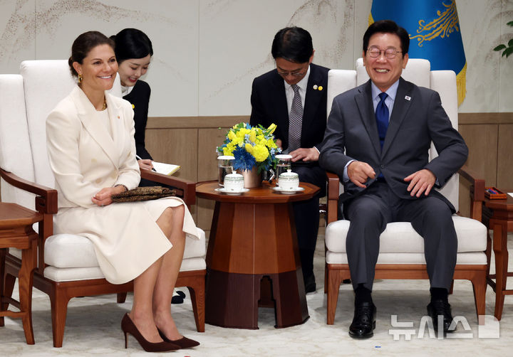 [서울=뉴시스] 고범준 기자 = 이재명 대통령이 15일 서울 용산 대통령실 청사에서 빅토리아 스웨덴 왕세녀를 접견하고 있다. (대통령실통신사진기자단) 2025.10.15. bjko@newsis.com