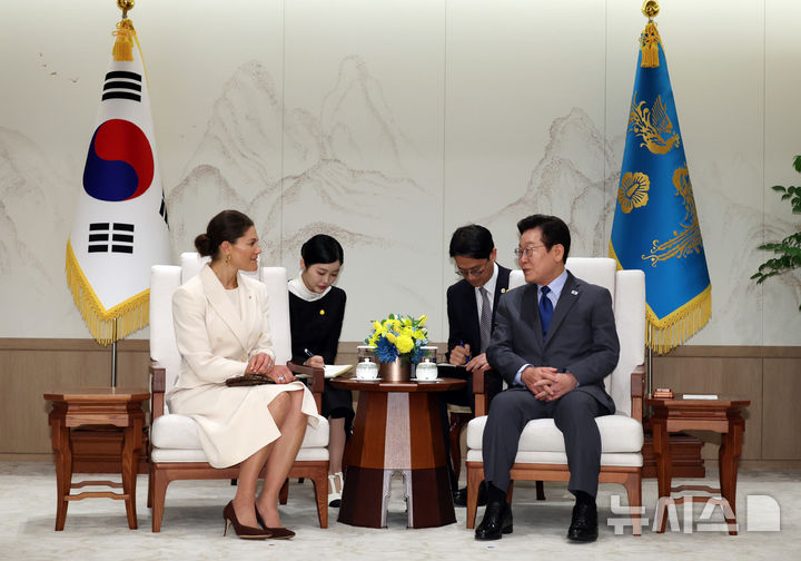 [서울=뉴시스] 고범준 기자 = 이재명 대통령이 15일 서울 용산 대통령실 청사에서 빅토리아 스웨덴 왕세녀를 접견하고 있다. (대통령실통신사진기자단) 2025.10.15. bjko@newsis.com