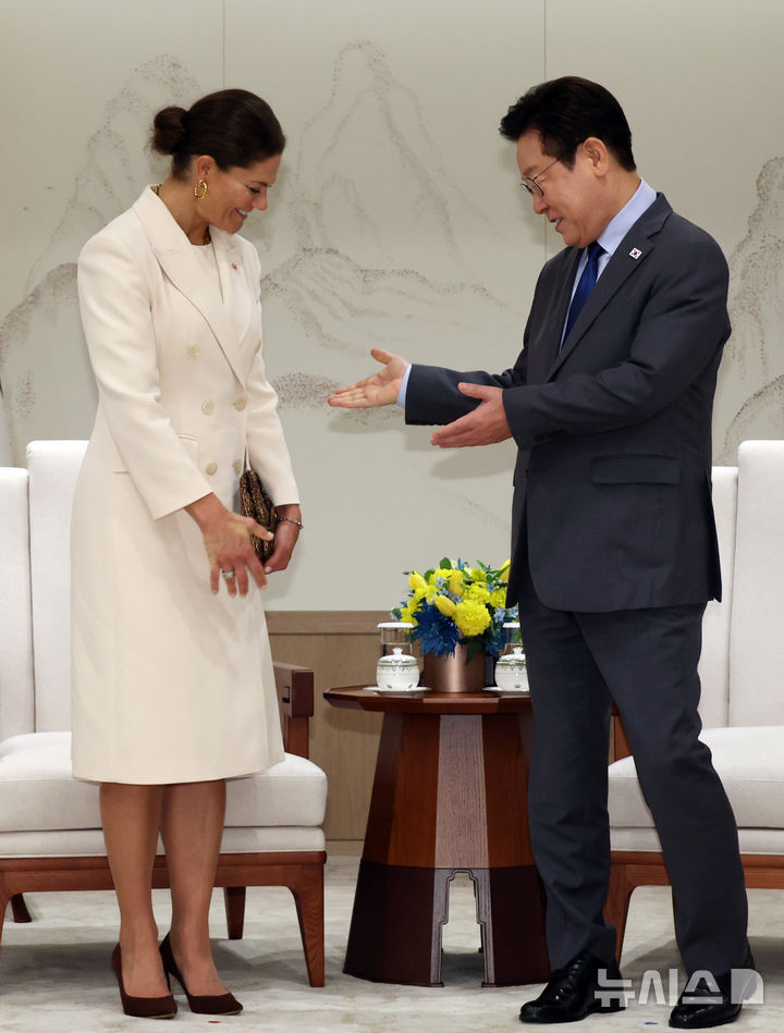 [서울=뉴시스] 고범준 기자 = 이재명 대통령이 15일 서울 용산 대통령실 청사에서 빅토리아 스웨덴 왕세녀를 접견하고 있다. (대통령실통신사진기자단) 2025.10.15. bjko@newsis.com