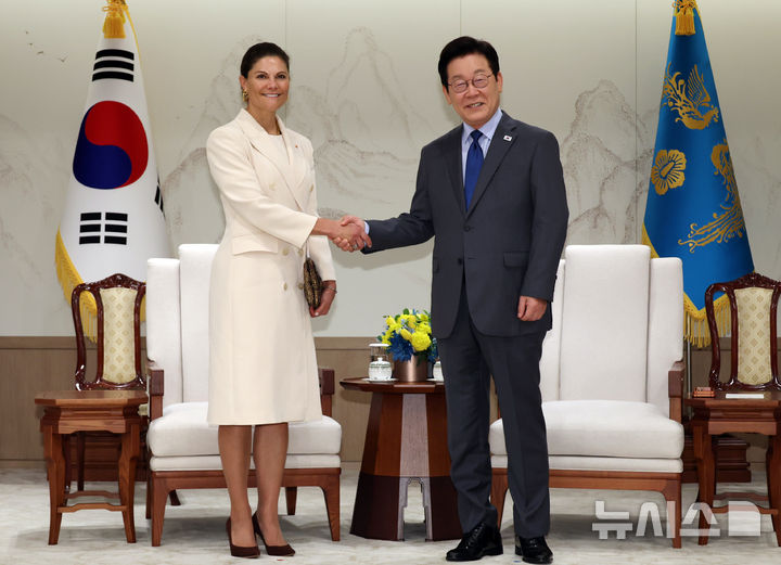 [서울=뉴시스] 고범준 기자 = 이재명 대통령이 15일 서울 용산 대통령실 청사에서 빅토리아 스웨덴 왕세녀를 접견하기 전 악수하고 있다. (대통령실통신사진기자단) 2025.10.15. bjko@newsis.com