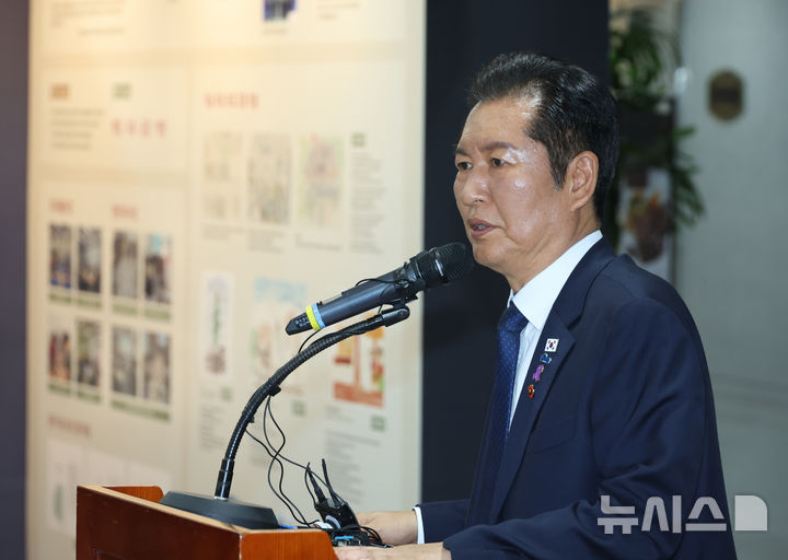 [서울=뉴시스] 고승민 기자 = 정청래 더불어민주당 대표가 15일 서울 여의도 국회 의원회관에서 열린 제주 4.3 기록물 유네스코 세계기록유산 등재 기념 국회 4.3 특별전에서 축사를 하고 있다. 2025.10.15. kkssmm99@newsis.com