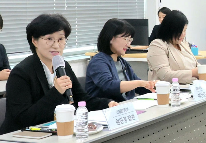 [서울=뉴시스] 조성우 기자 = 원민경(왼쪽) 성평등가족부 장관이 지난 15일 서울 종로새일센터를 방문해 관계자들과 간담회를 갖고 있다. (사진=성평등가족부 제공) 2025.10.15. photo@newsis.com *재판매 및 DB 금지