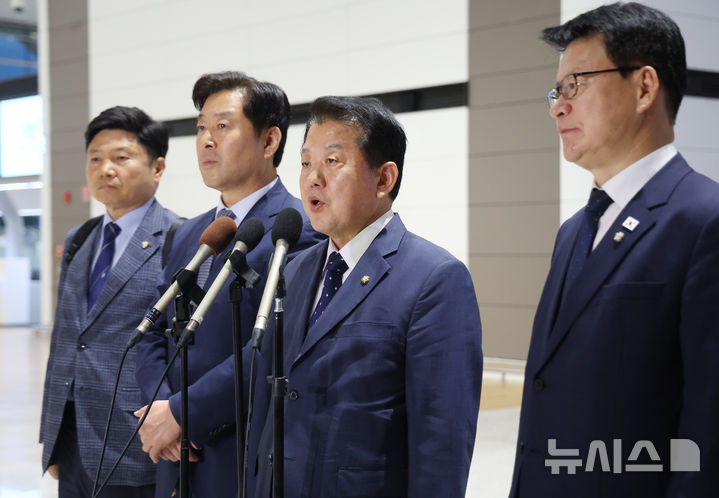 [인천공항=뉴시스] 홍효식 기자 = 더불어민주당 김병주(왼쪽 세 번째) 재외국민안전대책단장이 15일 오후 인천국제공항 제2터미널에서 정부합동대응팀과 함께 한국인 대상 취업사기·납치·감금 범죄가 빈번하게 발생하고 있는 캄보디아로 출국에 앞서 발언하고 있다. 2025.10.15. yesphoto@newsis.com