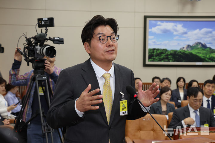 [서울=뉴시스] 김명년 기자 = 정종철 쿠팡CFS 대표가 지난 15일 오후 서울 여의도 국회 기후에너지환경노동위원회에서 열린 노동부 등에 대한 국정감사에 증인 출석해 답변하고 있다. 2025.10.15. kmn@newsis.com