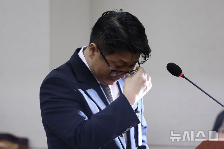 [서울=뉴시스] 김명년 기자 = 문지석 검사가 15일 오후 서울 여의도 국회 기후에너지환경노동위원회에서 열린 노동부 등에 대한 국정감사에 참고인 출석해 답변 도중 눈물을 흘리고 있다. 2025.10.15. kmn@newsis.com