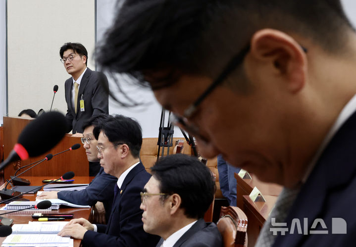 [서울=뉴시스] 김명년 기자 = 정종철 쿠팡CFS 대표가 지난 15일 오후 서울 여의도 국회 기후에너지환경노동위원회에서 열린 노동부 등에 대한 국정감사에서 증인 출석해 발언대에 서 있다. 참고인 출석한 문지석 검사가 고개를 떨구고 있다. 2025.10.15. kmn@newsis.com