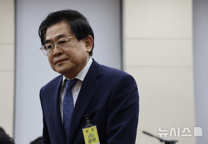 [서울=뉴시스] 김명년 기자 = 도세호 SPC 대표가 15일 오후 서울 여의도 국회 열린 노동부 등에 대한 국정감사에서 증인 출석해 발언대로 향하고 있다. 2025.10.15. kmn@newsis.com