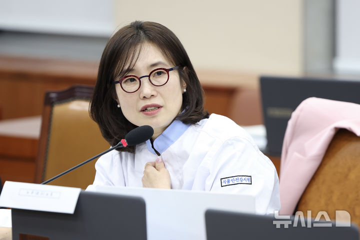 [서울=뉴시스] 김명년 기자 = 김소희 국민의힘 의원이 15일 오후 서울 여의도 국회 열린 고용노동부 등에 대한 국정감사에서 증인 출석한 도세호 SPC 대표에게 SPC 공장 노동자 작업복을 입고 질의하고 있다. 2025.10.15. kmn@newsis.com