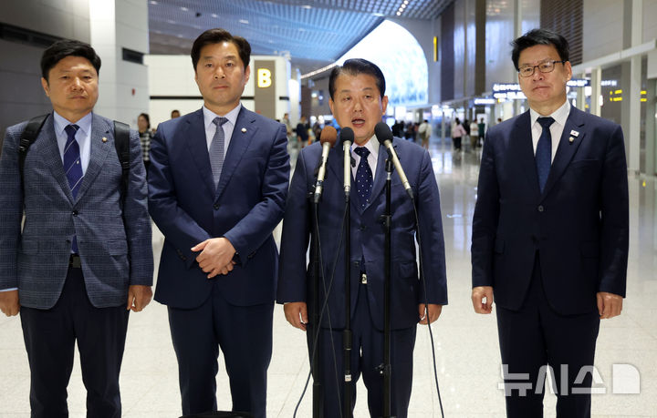 [인천공항=뉴시스] 홍효식 기자 = 더불어민주당 김병주 재외국민안전대책단장을 비롯한 의원들이 15일 오후 인천국제공항 제2터미널에서 정부합동대응팀과 함께 한국인 대상 취업사기·납치·감금 범죄가 빈번하게 발생하고 있는 캄보디아로 출국하기 앞서 발언하고 있다. 왼쪽부터 홍기원, 황명선, 김병주, 임호선 의원. 2025.10.15. yesphoto@newsis.com