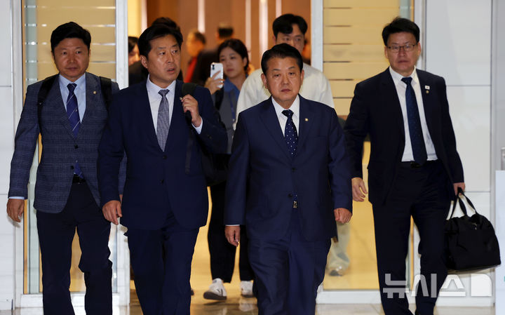 [인천공항=뉴시스] 홍효식 기자 = 더불어민주당 김병주 재외국민안전대책단장을 비롯한 의원들이 15일 오후 인천국제공항 제2터미널에서 정부합동대응팀과 함께 한국인 대상 취업사기·납치·감금 범죄가 빈번하게 발생하고 있는 캄보디아로 출국하고 있다. 왼쪽부터 홍기원, 황명선, 김병주, 임호선 의원. 2025.10.15. yesphoto@newsis.com