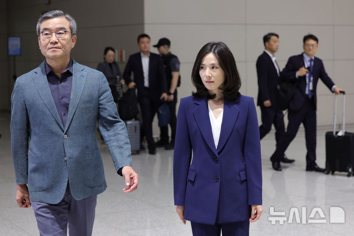[인천공항=뉴시스] 홍효식 기자 = 정부합동대응팀 단장인 김진아 외교부 2차관과 박성주 경찰청 국가수사본부장 등 15일 오후 인천국제공항 제2터미널에서 한국인 대상 취업사기·납치·감금 범죄가 빈번하게 발생하고 있는 캄보디아로 출국하고 있다. 2025.10.15. yesphoto@newsis.com