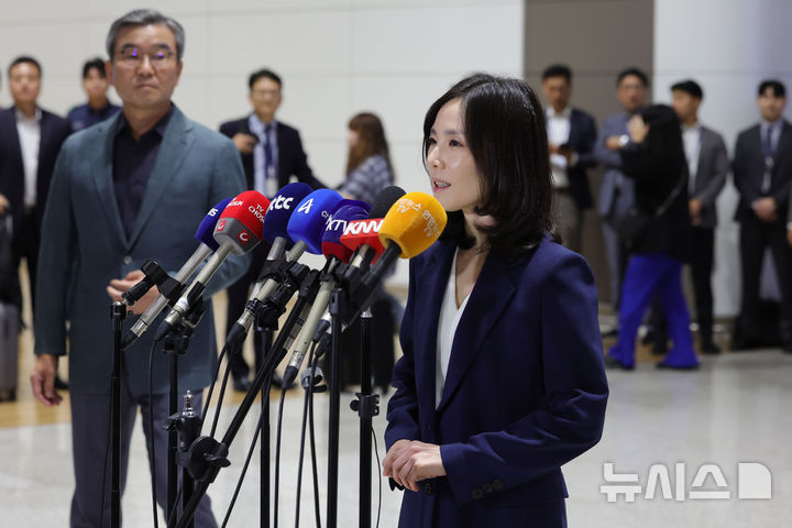 [인천공항=뉴시스] 홍효식 기자 = 정부합동대응팀 단장인 김진아 외교부 2차관과 박성주(왼쪽) 경찰청 국가수사본부장 등이 15일 오후 인천국제공항 제2터미널에서 한국인 대상 취업사기·납치·감금 범죄가 빈번하게 발생하고 있는 캄보디아로 출국하기 앞서 발언하고 있다. 2025.10.16. yesphoto@newsis.com