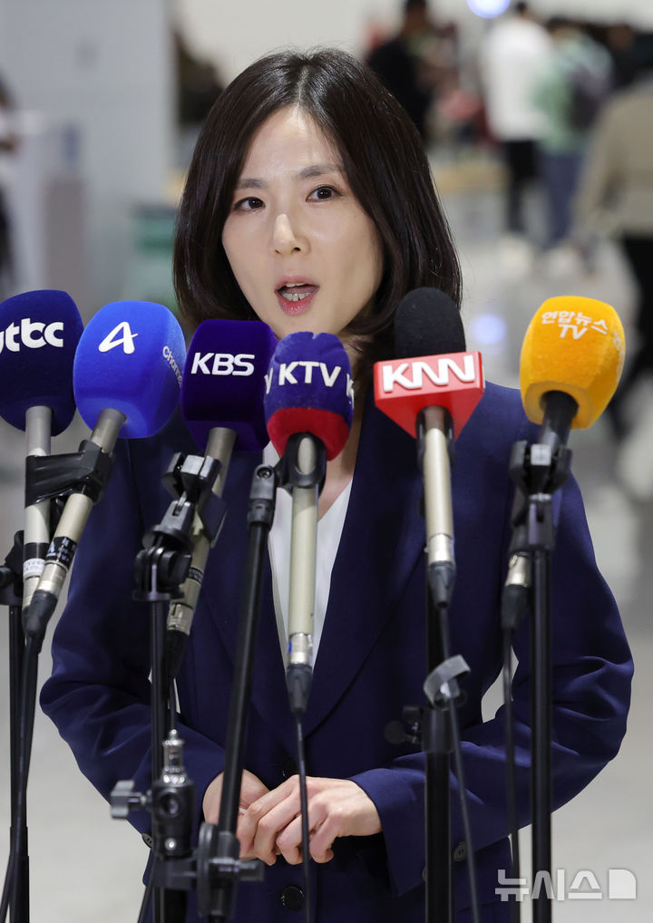 [인천공항=뉴시스] 홍효식 기자 = 정부합동대응팀 단장인 김진아 외교부 2차관과 박성주 경찰청 국가수사본부장 등 15일 오후 인천국제공항 제2터미널에서 한국인 대상 취업사기·납치·감금 범죄가 빈번하게 발생하고 있는 캄보디아로 출국하고 있다. 2025.10.15. yesphoto@newsis.com