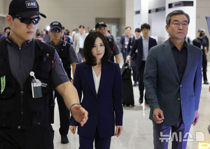 [인천공항=뉴시스] 홍효식 기자 = 정부합동대응팀 단장인 김진아 외교부 2차관과 박성주 경찰청 국가수사본부장 등 15일 오후 인천국제공항 제2터미널에서 한국인 대상 취업사기·납치·감금 범죄가 빈번하게 발생하고 있는 캄보디아로 출국하고 있다. 2025.10.15. yesphoto@newsis.com