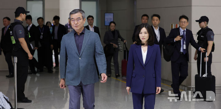 [인천공항=뉴시스] 홍효식 기자 = 정부합동대응팀 단장인 김진아 외교부 2차관과 박성주 경찰청 국가수사본부장 등 15일 오후 인천국제공항 제2터미널에서 한국인 대상 취업사기·납치·감금 범죄가 빈번하게 발생하고 있는 캄보디아로 출국하고 있다. 2025.10.15. yesphoto@newsis.com