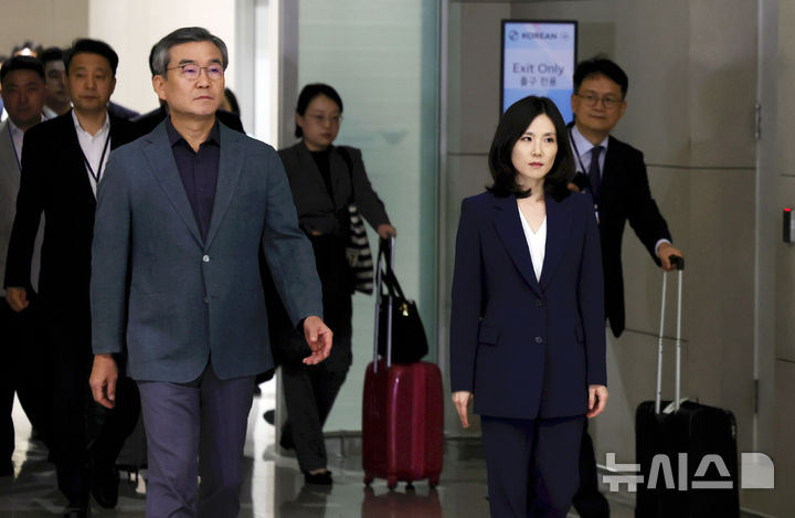 [인천공항=뉴시스] 홍효식 기자 = 정부합동대응팀 단장인 김진아 외교부 2차관과 박성주 경찰청 국가수사본부장 등 15일 오후 인천국제공항 제2터미널에서 한국인 대상 취업사기·납치·감금 범죄가 빈번하게 발생하고 있는 캄보디아로 출국하고 있다. 2025.10.15. yesphoto@newsis.com