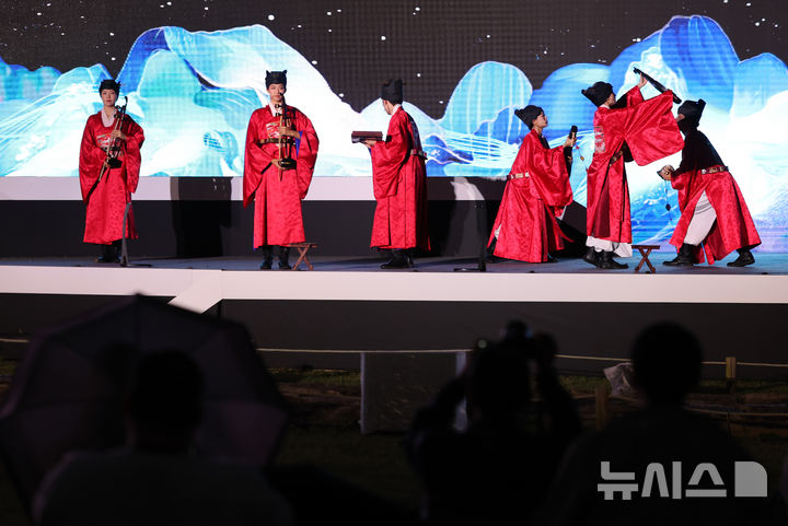 [서울=뉴시스] 황준선 기자 = 지난 15일 서울 강남구 선정릉에서 열린 2025 세계유산 조선왕릉축전 언론공개 행사에서 배우들이 역사 음악극 '성종, 빛을 심다'의 주요 장면을 시연하고 있다. 2025.10.16. hwang@newsis.com