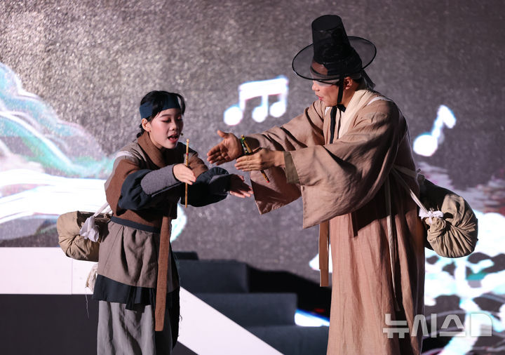 [서울=뉴시스] 황준선 기자 = 지난 15일 서울 강남구 선정릉에서 열린 2025 세계유산 조선왕릉축전 언론공개 행사에서 배우들이 역사 음악극 '성종, 빛을 심다'의 주요 장면을 시연하고 있다. 2025.10.16. hwang@newsis.com
