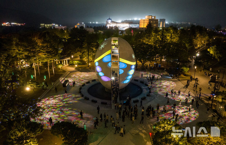 [경주=뉴시스] 이무열 기자 = 15일 경북 경주시 보문단지 호반광장에서 열린 2025 경주 APEC 정상회의 성공개최 지원을 위한 ‘빛의 향연’ 시연회가 진행되고 있다. 2025.10.15. lmy@newsis.com