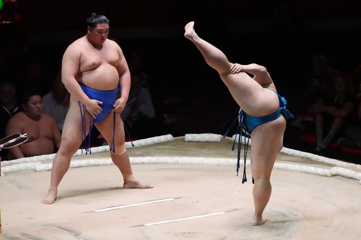 "여성이 모래판 올라선 안 돼"…다카이치 총리도 예외 없었다