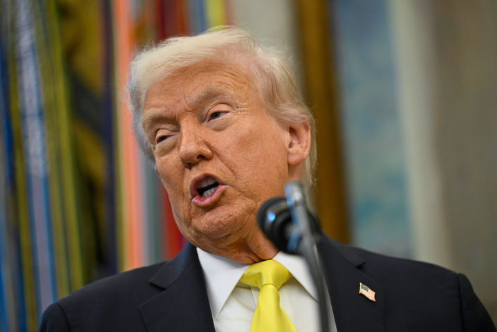 [워싱턴=AP/뉴시스]도널드 트럼프 미국 대통령이 15일(현지 시간) 백악관 집무실에서 발언하고 있다. 2025.10.16.