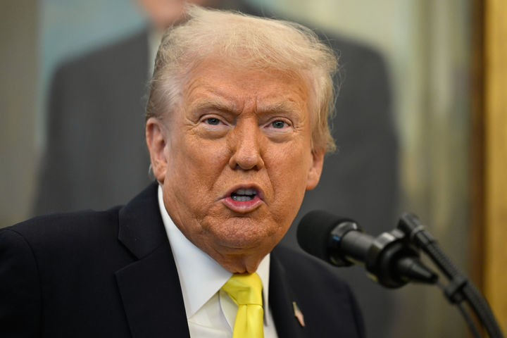 [워싱턴=AP/뉴시스]도널드 트럼프 미국 대통령이 15일(현지 시간) 백악관 집무실에서 발언하고 있다. 2025.10.16.