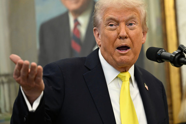 [워싱턴=AP/뉴시스]도널드 트럼프 미국 대통령이 15일(현지 시간) 백악관 집무실에서 발언하고 있다. 2025.10.16.