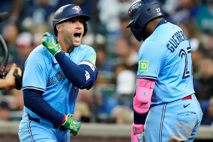 [시애틀=AP/뉴시스] 메이저리그 토론토 블루제이스의 조지 스프링어(왼쪽)가 16일(한국 시간) 미국 워싱턴주 시애틀의 T모바일파크에서 열린 2025 MLB 포스트시즌 아메리칸리그 챔피언십시리즈(ALCS·7전4선승제) 3차전에서 4회 홈런을 친 뒤 기뻐하고 있다. 2025.10.16.