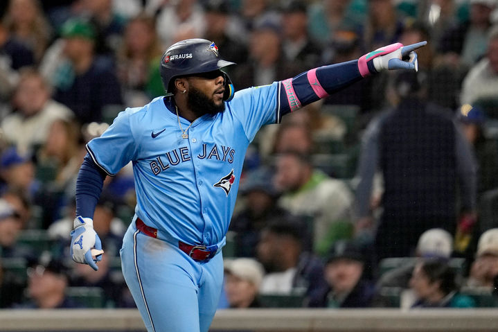 [시애틀=AP/뉴시스] 메이저리그 토론토 블루제이스의 블라디미르 게레로 주니어가 16일(한국 시간) 미국 워싱턴주 시애틀의 T모바일파크에서 열린 2025 MLB 포스트시즌 아메리칸리그 챔피언십시리즈(ALCS·7전4선승제) 3차전에서 5회 홈런을 친 뒤 베이스를 돌고 있다. 2025.10.16.