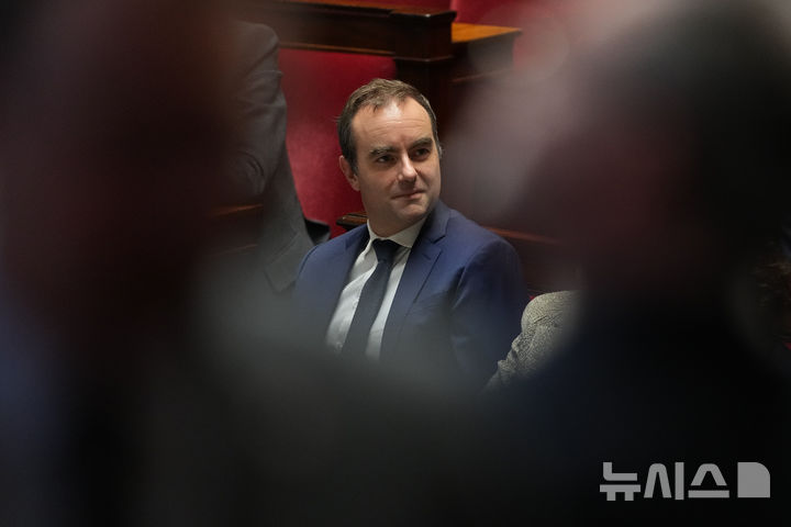 [AP/뉴시스] 프랑스의 세바스티엥 르코르뉘 총리가 16일 자신에 대한 불신임투표을 앞두고 진행되는 관련 토론을 의석에서 듣고 있다 