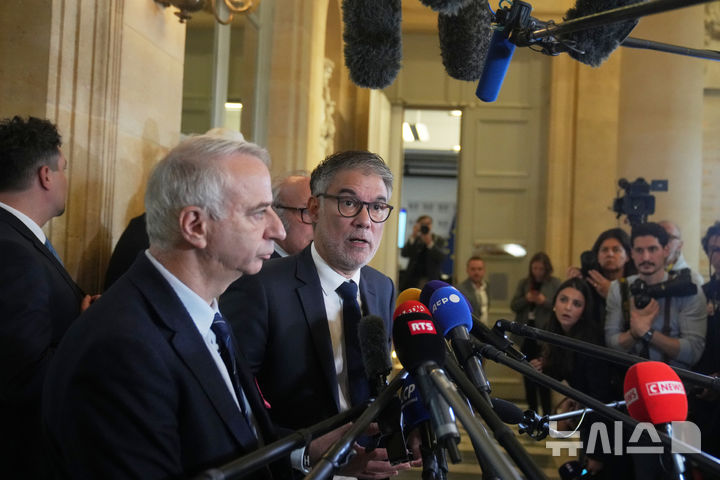 [AP/뉴시스] 16일 르코르뉘 총리의 불신임투표가 부결되는 데는 중도좌파 사회당의 기권이 결정적 요인이었다. 사회당의 올리비에 포르 사무총장이 트표전 취재진에 답하고 있다