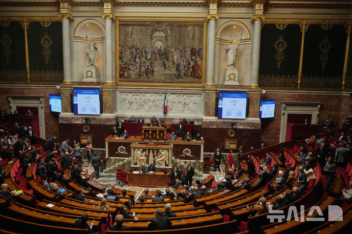 [AP/뉴시스] 총리 불신임투표 결과가 스크린에 나타나고 있다