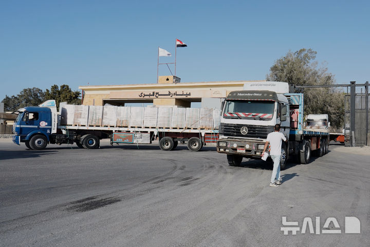 [AP/뉴시스] 16일 이집트 시나이 쪽 라파에서 구호 트럭이 가자로 들어가기 위해 준비하고 있다