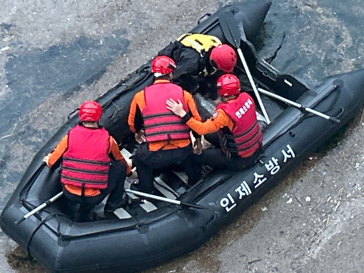 [인제=뉴시스] 16일 소방당국은 지나 15일 오후 7시23분께 강원 인제군 인제읍 상동리 남북교 50대 여성 A(56)씨가 익사했다고 밝혔다.(사진=강원특별자치도소방본부 제공) *재판매 및 DB 금지